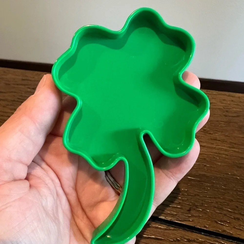 Vintage TUPPERWARE Shamrock Cookie‎ Cutter 1316-2 Sturdy Plastic